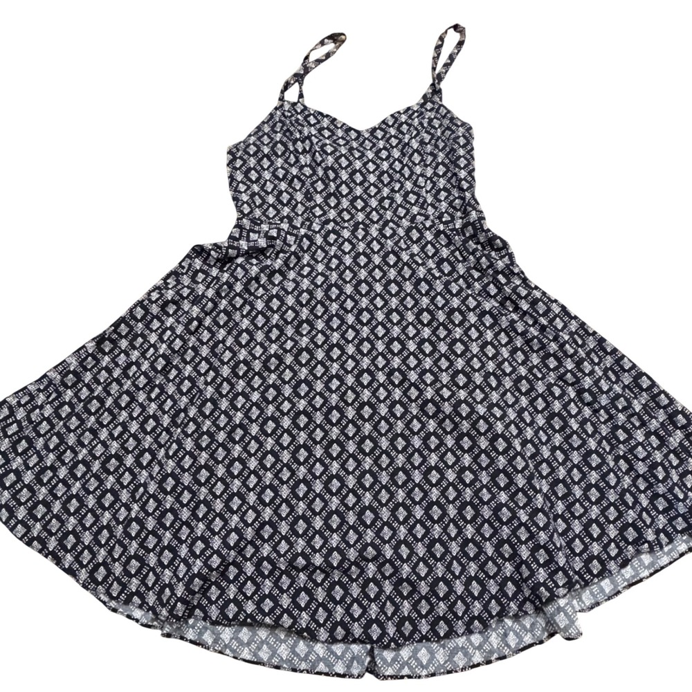 Old‎ Navy Cami Dress Womens M Black White Geometric Diamond Smocked Fit Flare